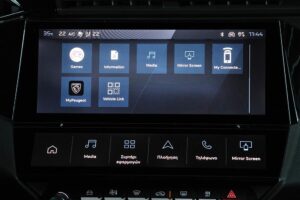 Peugeot 308 1.2 Hybrid 145 interior (10)