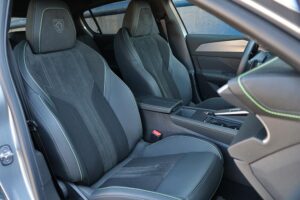 Peugeot 308 1.2 Hybrid 145 interior (21)
