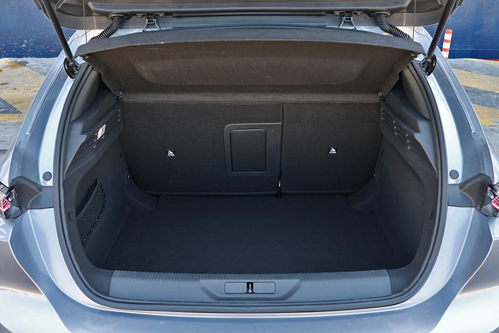 https://cdn.autogreeknews.gr/wp-content/uploads/2026/07/Peugeot-308-1.2-Hybrid-145-interior-22.jpg