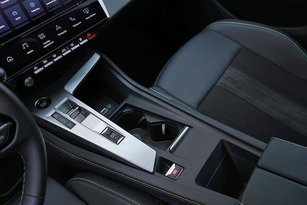 https://cdn.autogreeknews.gr/wp-content/uploads/2026/07/Peugeot-308-1.2-Hybrid-145-interior-5.jpg