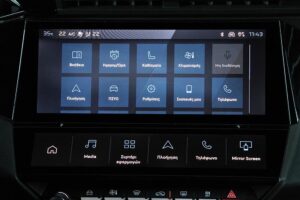 Peugeot 308 1.2 Hybrid 145 interior (6)