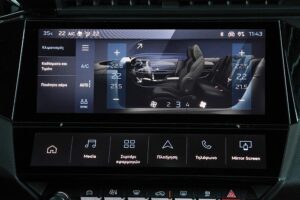 Peugeot 308 1.2 Hybrid 145 interior (7)