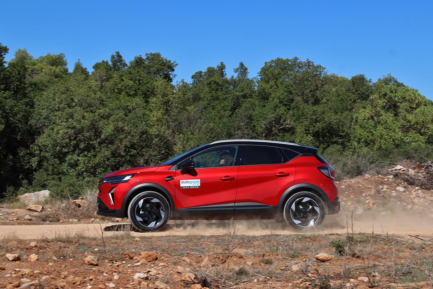https://cdn.autogreeknews.gr/wp-content/uploads/2026/07/Renault-Captur-off-road.jpg