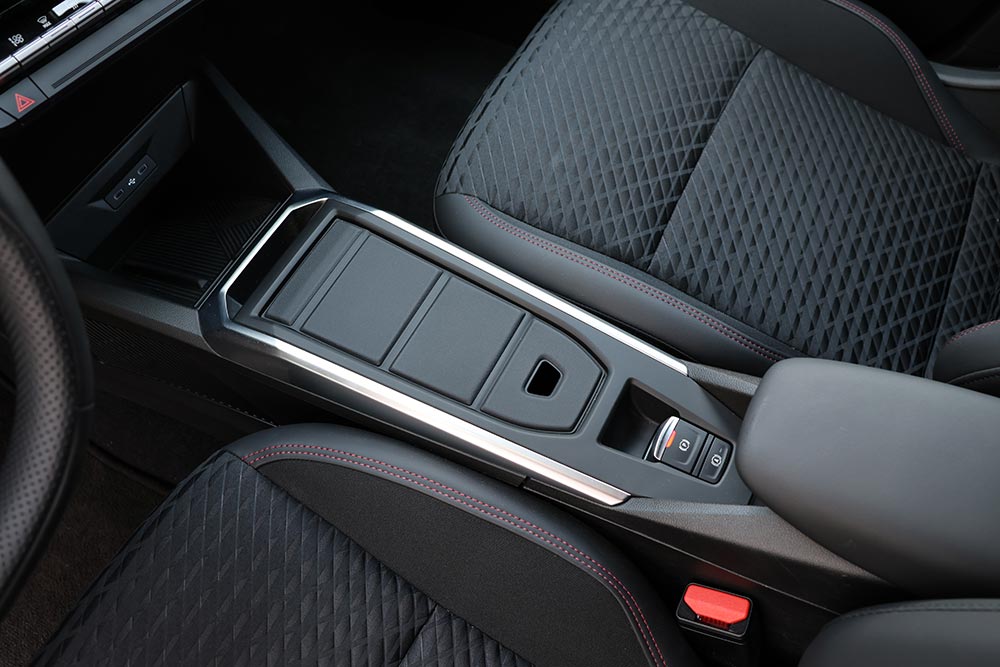 https://cdn.autogreeknews.gr/wp-content/uploads/2026/07/Renault-Clio-1.2-TCe-115-EDC-interior-20.jpg