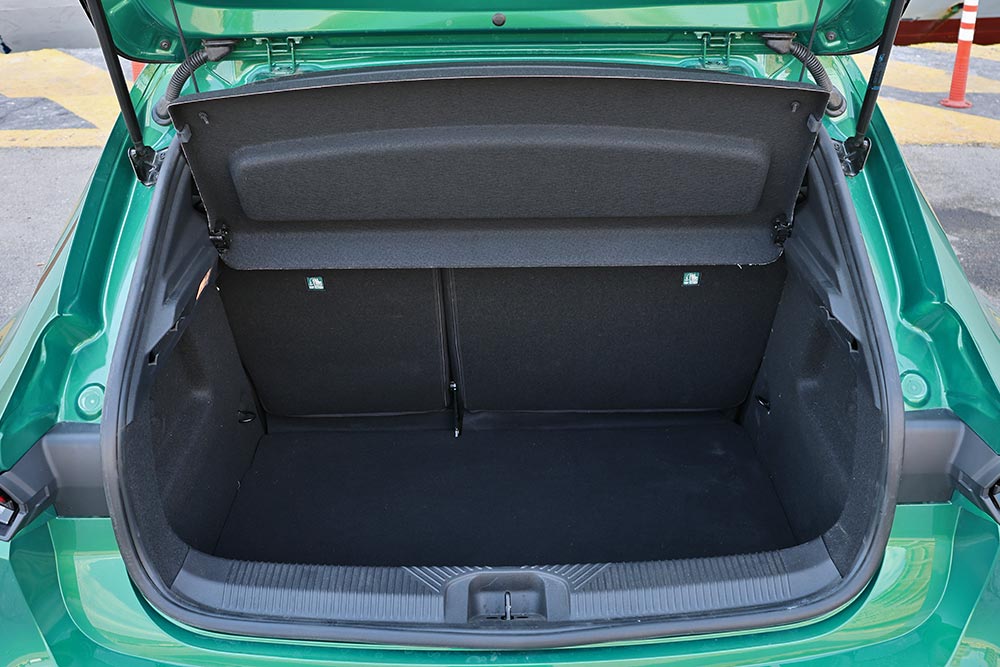 https://cdn.autogreeknews.gr/wp-content/uploads/2026/07/Renault-Clio-1.2-TCe-115-EDC-interior-22.jpg