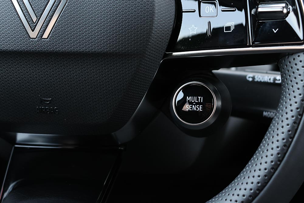 https://cdn.autogreeknews.gr/wp-content/uploads/2026/07/Renault-Clio-1.2-TCe-115-EDC-interior-3.jpg