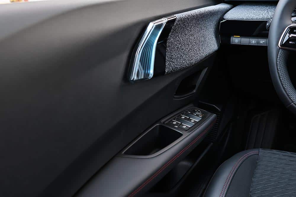 https://cdn.autogreeknews.gr/wp-content/uploads/2026/07/Renault-Clio-1.2-TCe-115-EDC-interior-4.jpg