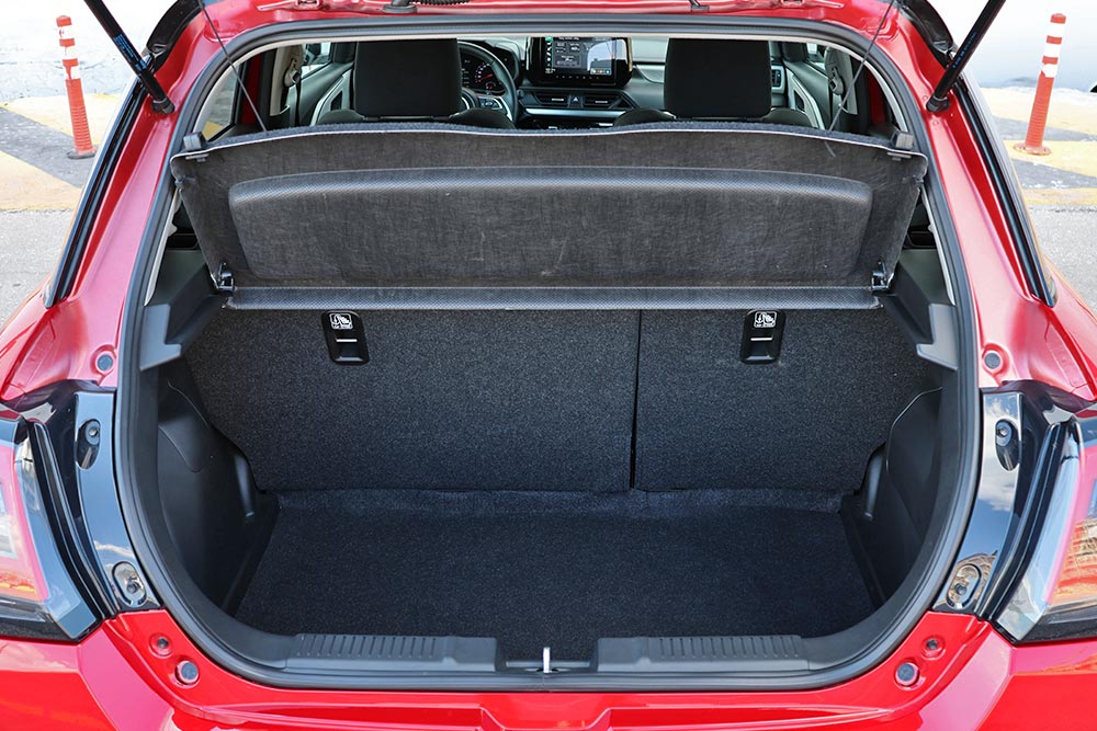 https://cdn.autogreeknews.gr/wp-content/uploads/2026/07/Suzuki-Swift-1.2-Hybrid-81-PS-interior-19.jpg