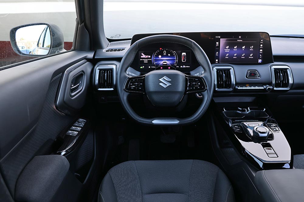 https://cdn.autogreeknews.gr/wp-content/uploads/2026/07/Suzuki-e-Vitara-2WD-interior-1.jpg