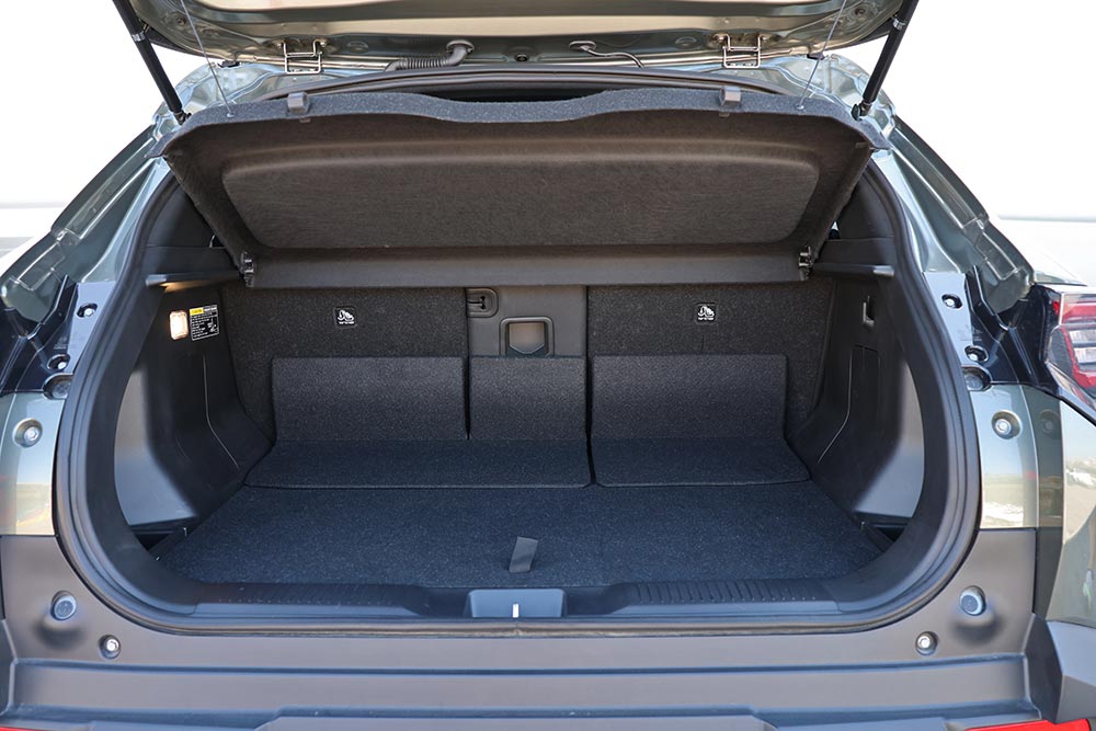 https://cdn.autogreeknews.gr/wp-content/uploads/2026/07/Suzuki-e-Vitara-2WD-interior-18.jpg