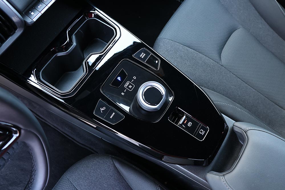 https://cdn.autogreeknews.gr/wp-content/uploads/2026/07/Suzuki-e-Vitara-2WD-interior-2.jpg