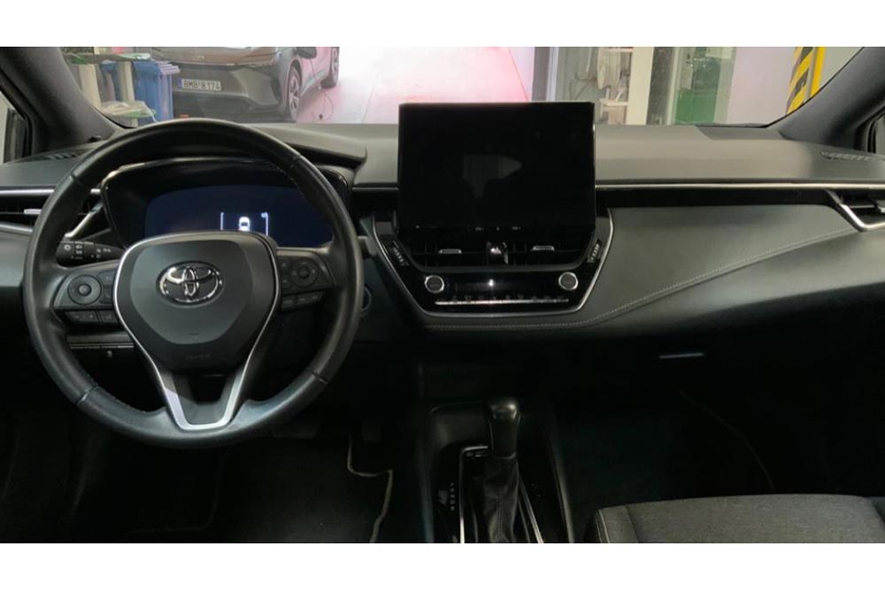 https://cdn.autogreeknews.gr/wp-content/uploads/2026/07/Toyota-Corolla-Hybrid-2025-5.jpg