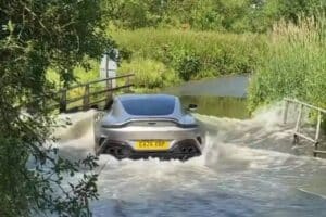 Aston Martin πνίγηκε από τη βλακεία του οδηγού (+video)