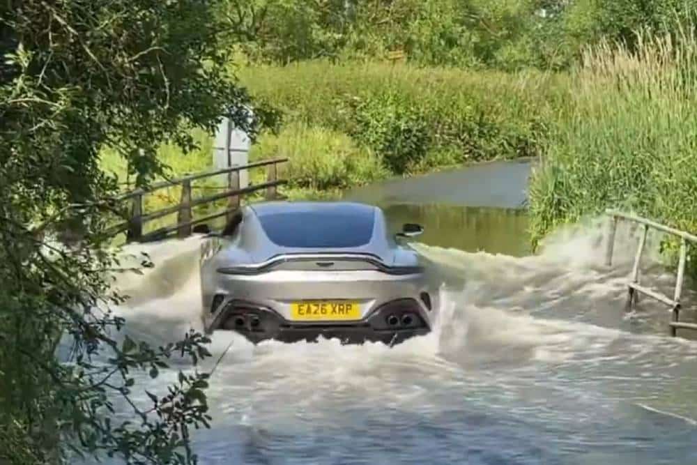 Aston Martin πνίγηκε από τη βλακεία του οδηγού (+video)