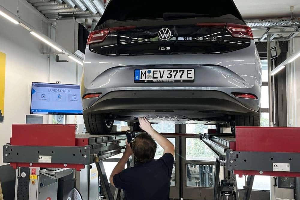 https://cdn.autogreeknews.gr/wp-content/uploads/2026/07/battery-check.jpg