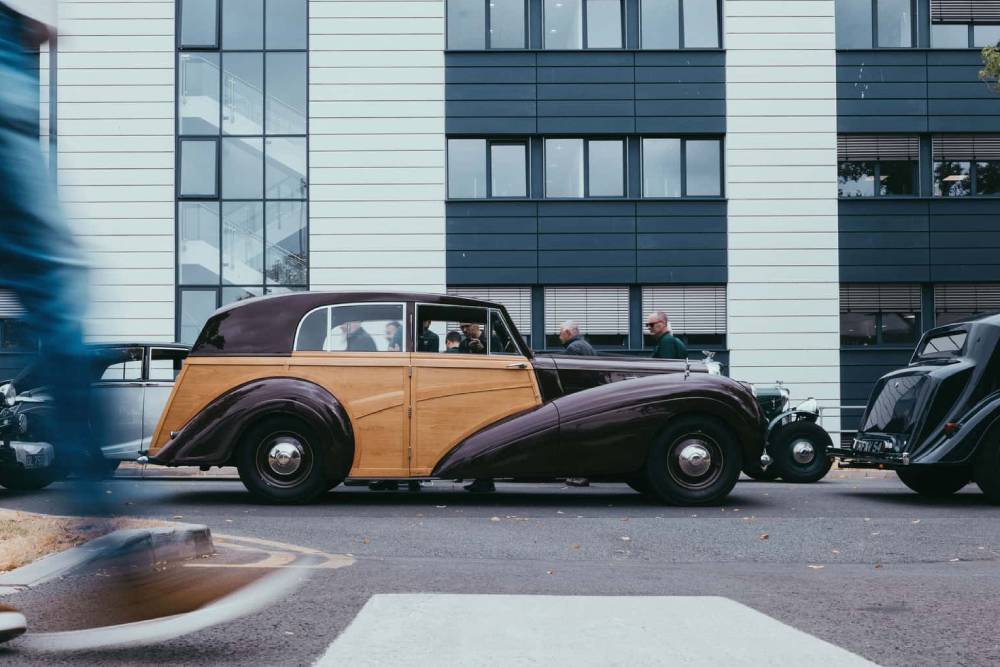 https://cdn.autogreeknews.gr/wp-content/uploads/2026/07/bentley-continental-gtc-80th-anniversary-special-11.jpg