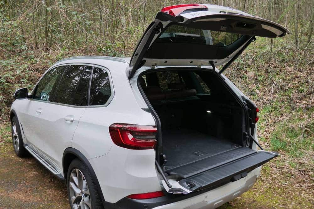 https://cdn.autogreeknews.gr/wp-content/uploads/2026/07/bmw-x5-split-rear-door-02.jpg