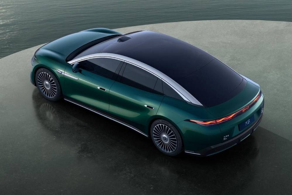 https://cdn.autogreeknews.gr/wp-content/uploads/2026/07/byd-great-han-04.jpg