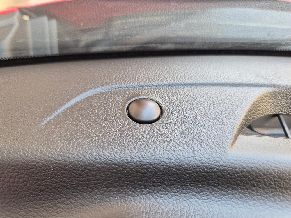 https://cdn.autogreeknews.gr/wp-content/uploads/2026/07/car-light-sensor.jpg