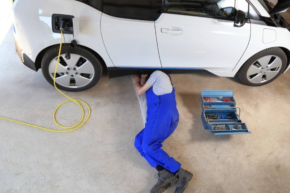 https://cdn.autogreeknews.gr/wp-content/uploads/2026/07/ev-service-02.jpg