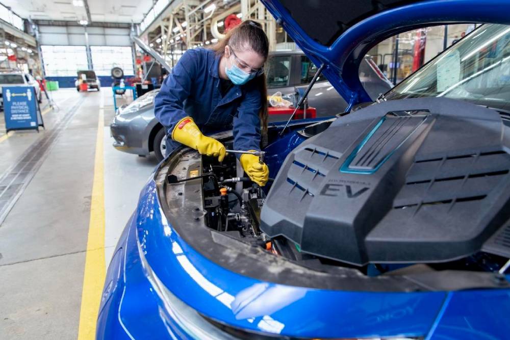 https://cdn.autogreeknews.gr/wp-content/uploads/2026/07/ev-service-03.jpg