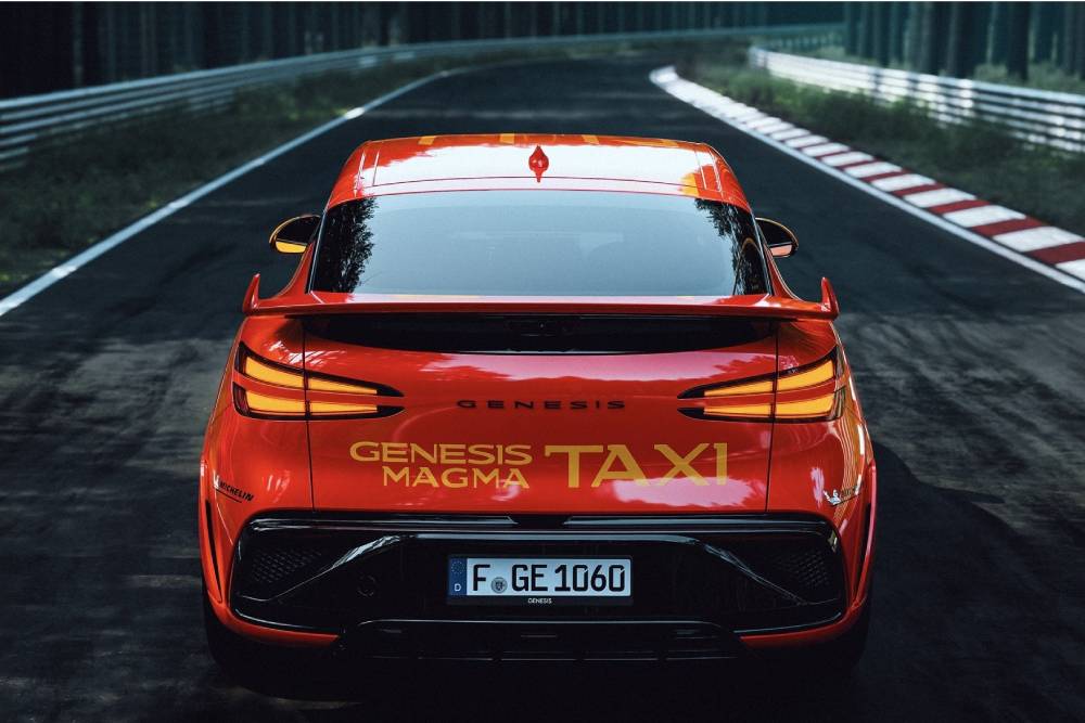 https://cdn.autogreeknews.gr/wp-content/uploads/2026/07/genesis-gv60-magma-nurburgring-taxi-3.jpg