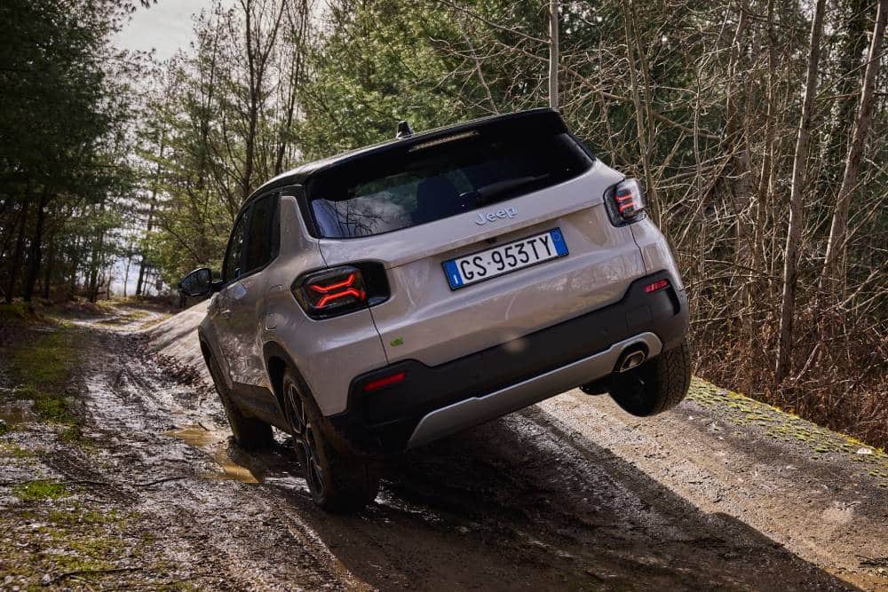 https://cdn.autogreeknews.gr/wp-content/uploads/2026/07/jeep-avenger-e-hybrid-2-1.jpg