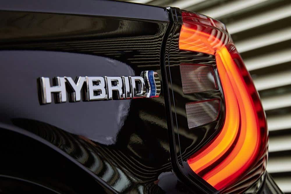 https://cdn.autogreeknews.gr/wp-content/uploads/2026/07/mazda2_hybrid_logo.jpg