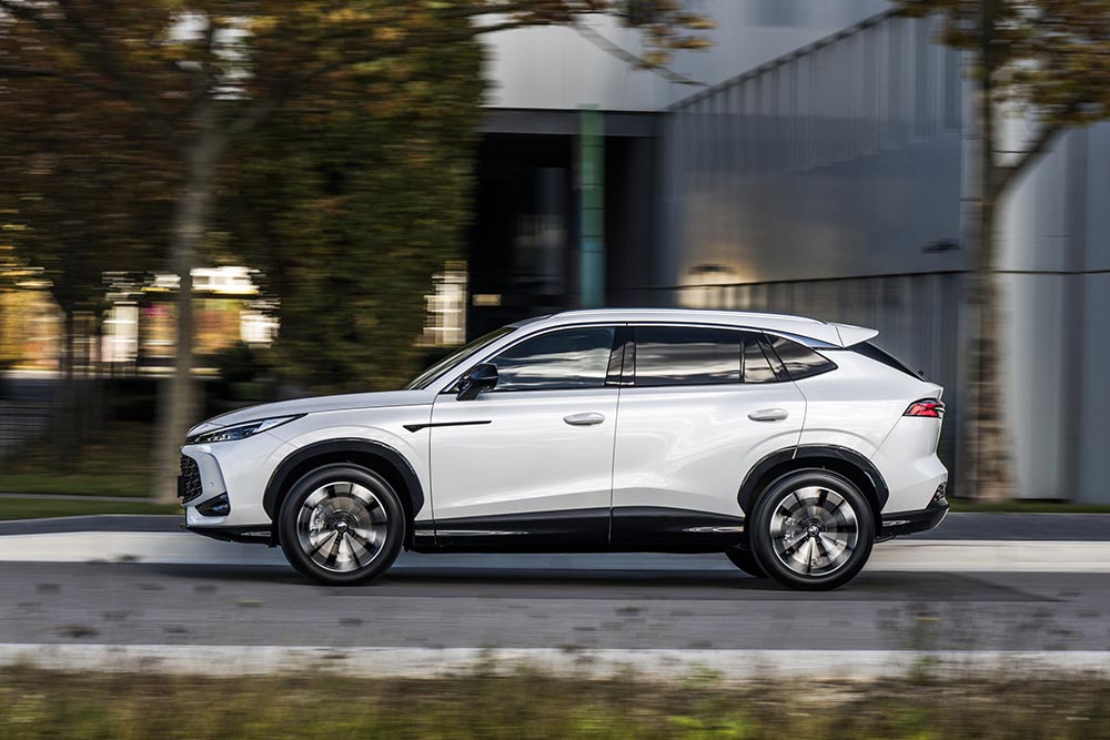 https://cdn.autogreeknews.gr/wp-content/uploads/2026/07/mg-hs-hybrid-7.jpg
