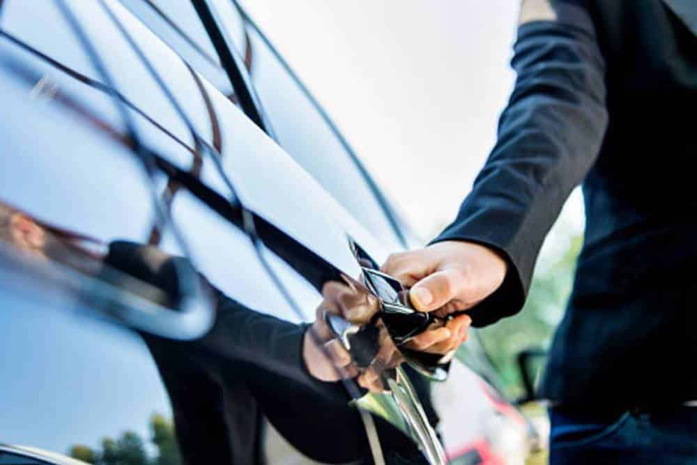 https://cdn.autogreeknews.gr/wp-content/uploads/2026/07/modern-car-door-handle-02.jpg