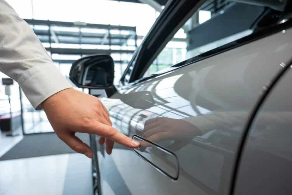 https://cdn.autogreeknews.gr/wp-content/uploads/2026/07/modern-car-door-handle-03.jpg