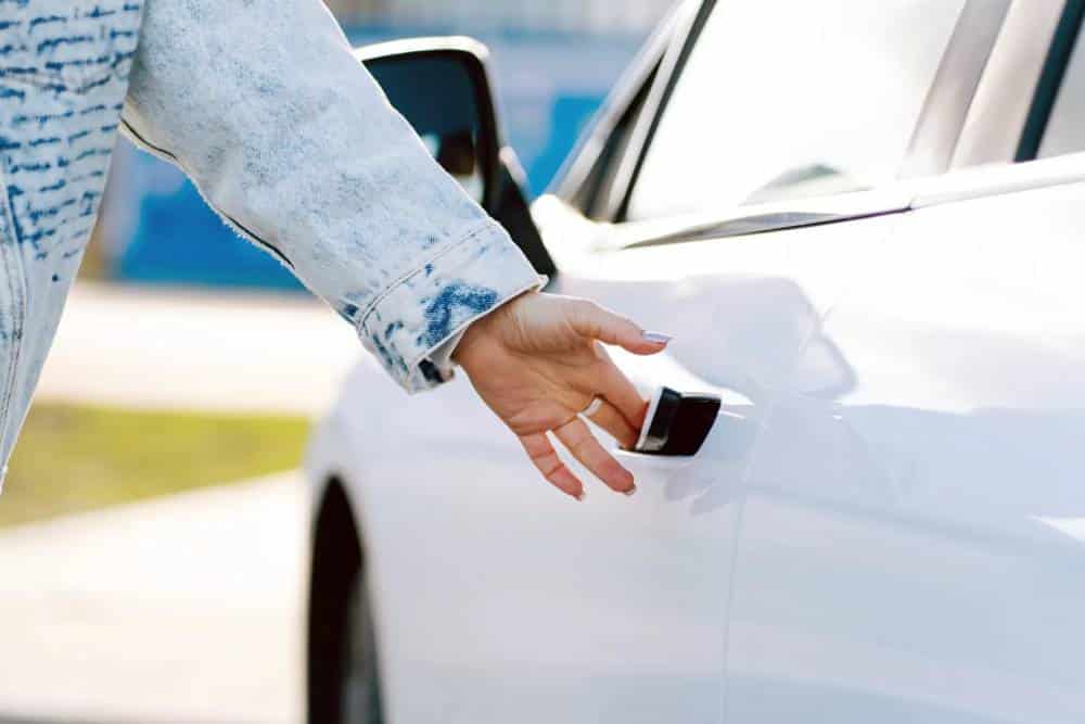 https://cdn.autogreeknews.gr/wp-content/uploads/2026/07/modern-car-door-handle-1.jpg