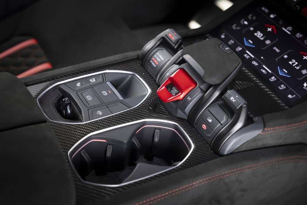 https://cdn.autogreeknews.gr/wp-content/uploads/2026/07/new-lamborghini-urus-performante-se-07.jpg
