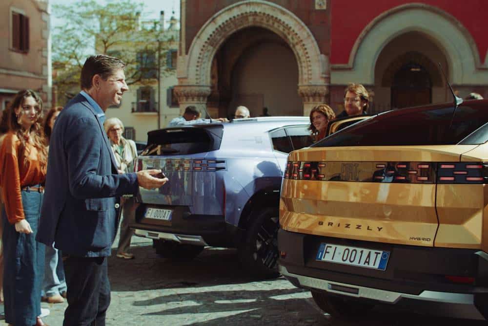 https://cdn.autogreeknews.gr/wp-content/uploads/2026/07/olivier-francois-fiat-ceo-stellantis-cmo-fiat-grizzly-and-grizzly-fastback.jpg