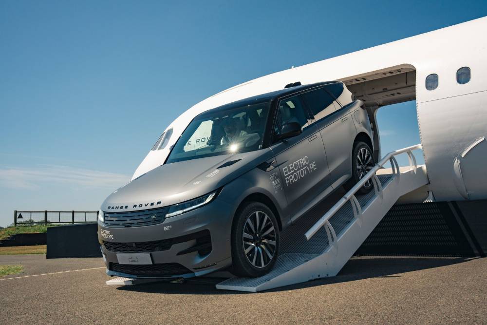 https://cdn.autogreeknews.gr/wp-content/uploads/2026/07/range-rover-sport-ev-1.jpg