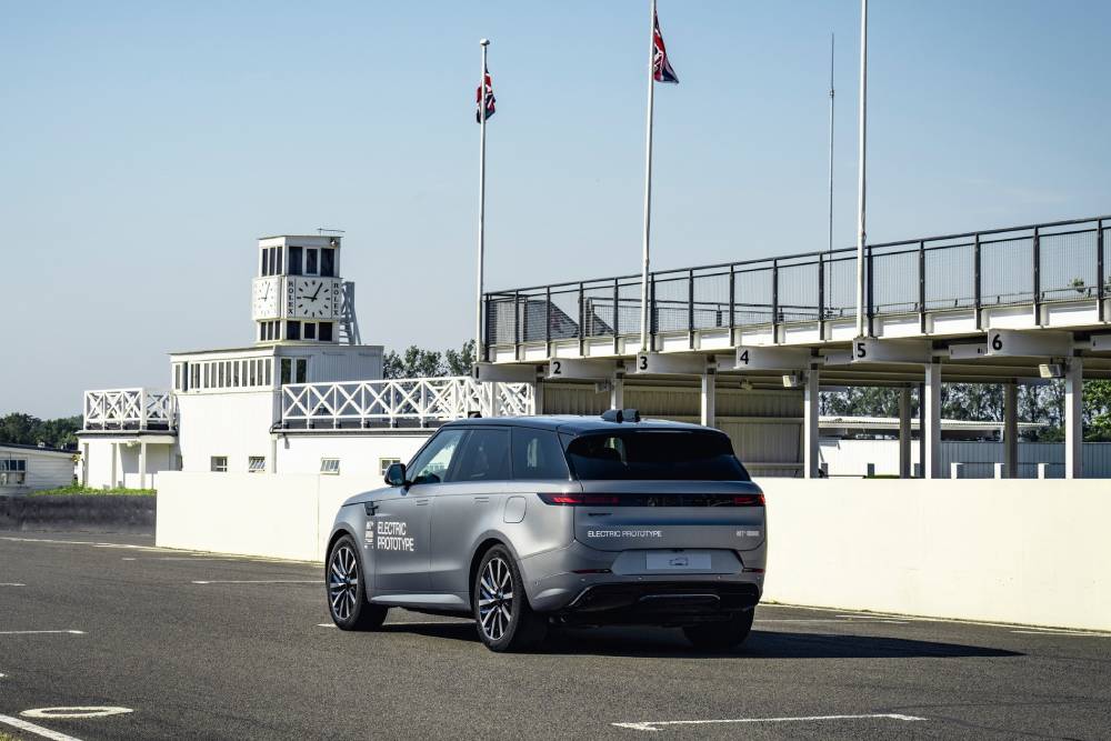 https://cdn.autogreeknews.gr/wp-content/uploads/2026/07/range-rover-sport-ev-10.jpg