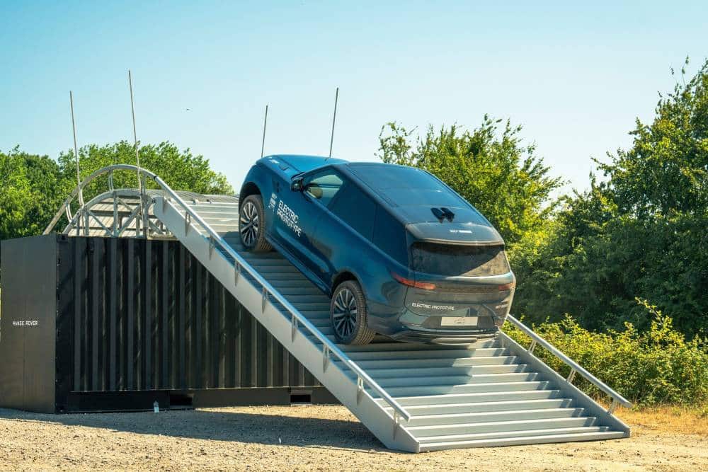 https://cdn.autogreeknews.gr/wp-content/uploads/2026/07/range-rover-sport-ev-11.jpg