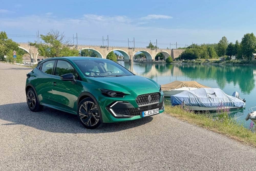 https://cdn.autogreeknews.gr/wp-content/uploads/2026/07/renault-clio-1000km-journey-02.jpg