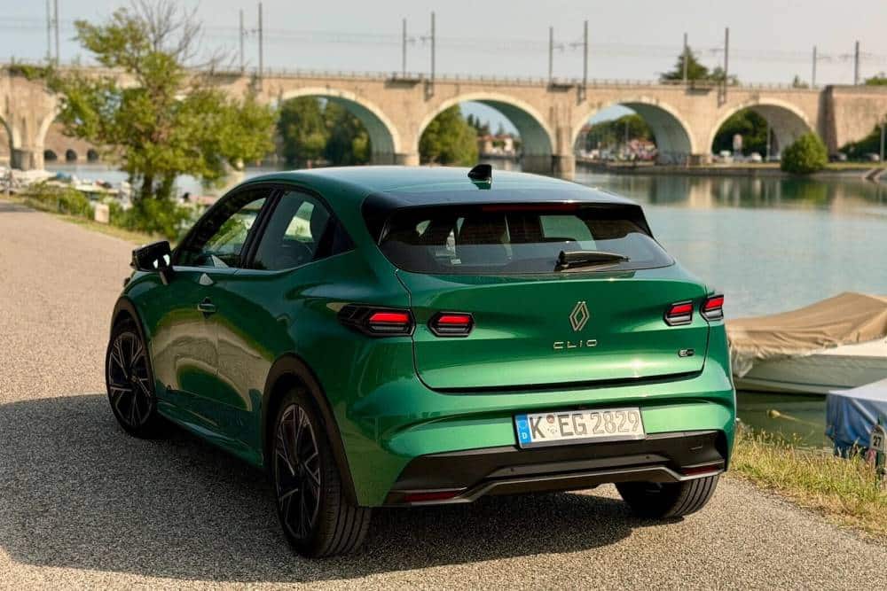 https://cdn.autogreeknews.gr/wp-content/uploads/2026/07/renault-clio-1000km-journey-03.jpg