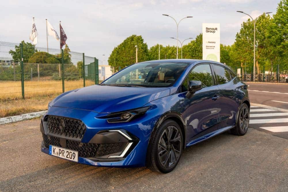 https://cdn.autogreeknews.gr/wp-content/uploads/2026/07/renault-clio-1000km-journey-05.jpg