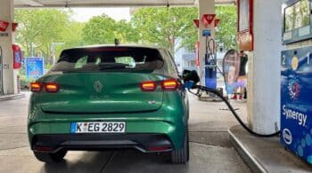 Υβριδικό Renault Clio «ξέχασε» να σταματήσει για βενζίνη