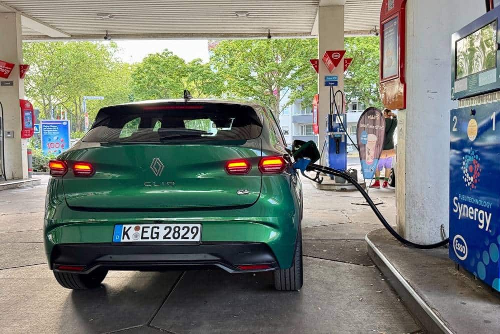 https://cdn.autogreeknews.gr/wp-content/uploads/2026/07/renault-clio-1000km-journey.jpg