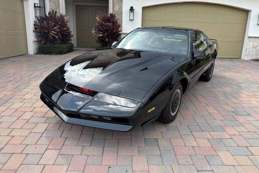 https://cdn.autogreeknews.gr/wp-content/uploads/2026/07/replica-kitt-for-sale-1.jpg