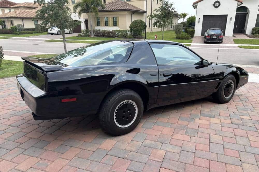 https://cdn.autogreeknews.gr/wp-content/uploads/2026/07/replica-kitt-for-sale-10.jpg