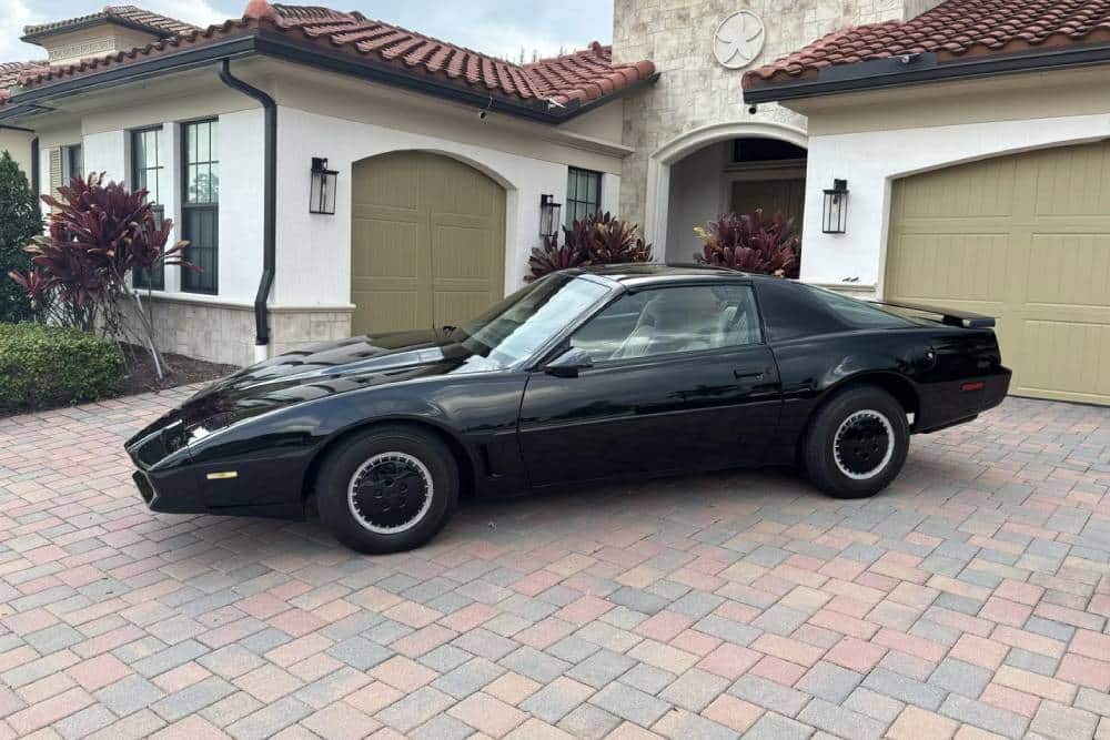 https://cdn.autogreeknews.gr/wp-content/uploads/2026/07/replica-kitt-for-sale-11.jpg