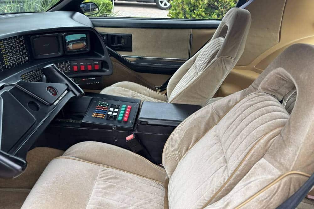 https://cdn.autogreeknews.gr/wp-content/uploads/2026/07/replica-kitt-for-sale-6.jpg
