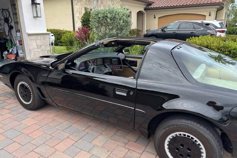 https://cdn.autogreeknews.gr/wp-content/uploads/2026/07/replica-kitt-for-sale-9.jpg