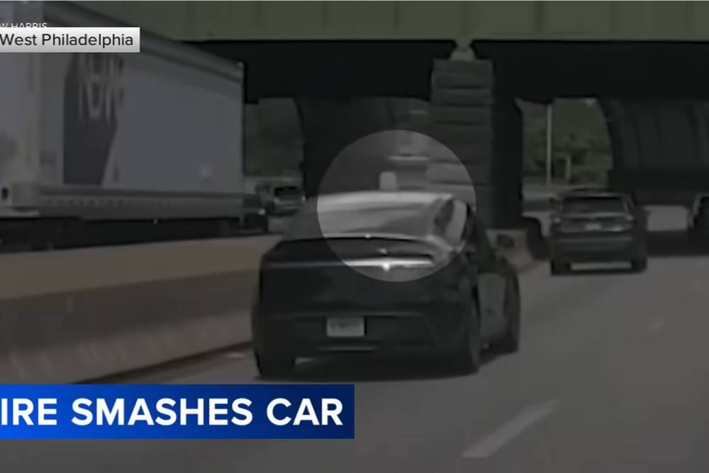 https://cdn.autogreeknews.gr/wp-content/uploads/2026/07/runaway-tire-smashes-nissan-02.jpg