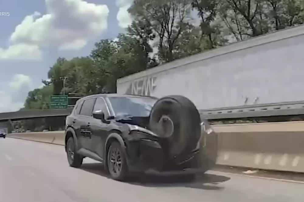 https://cdn.autogreeknews.gr/wp-content/uploads/2026/07/runaway-tire-smashes-nissan.jpg