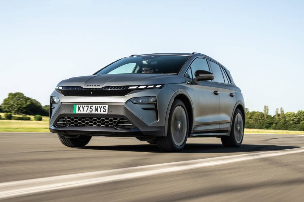 https://cdn.autogreeknews.gr/wp-content/uploads/2026/07/skoda-elroq-vrs-fights-countach-testarossa-and-944-2.jpg